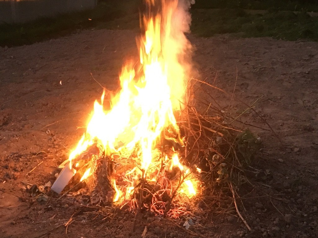 Я люблю смотреть на ночной костер... А осенью темнеет рано...