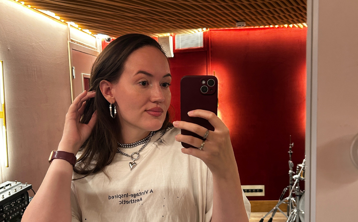 Привет! Меня зовут Катарина, я педагог по вокалу. Учу управлять своим голосом с помощью анатомии, актерского мастерства и психологии.