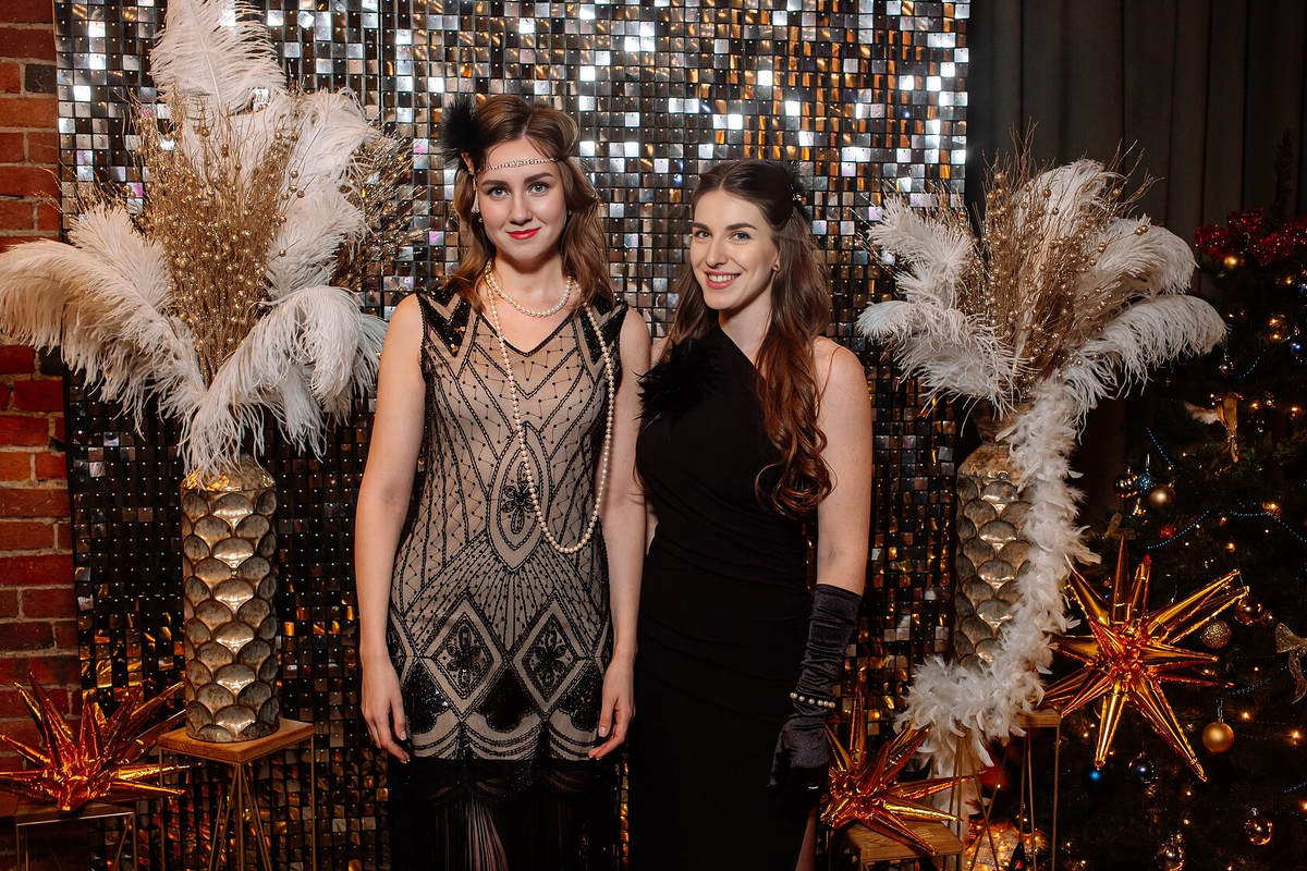 Яркий стиль Гэтсби для женщин на вечеринку: платье с бахромой, жемчуг и перо в волосах