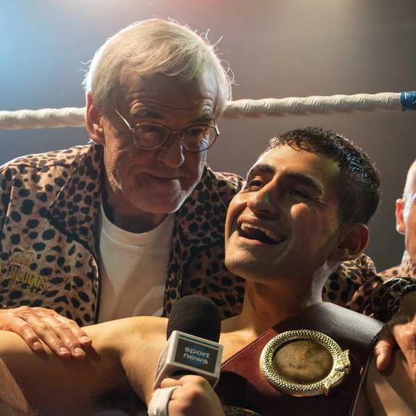     Пирс Броснан берется сделать чемпиона по боксу из уличного мальчишки в трейлере «Гиганта»