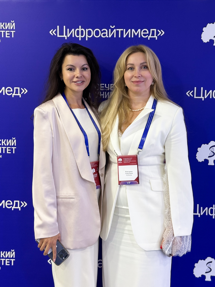 Екатерина Кобякова на фотографии справа