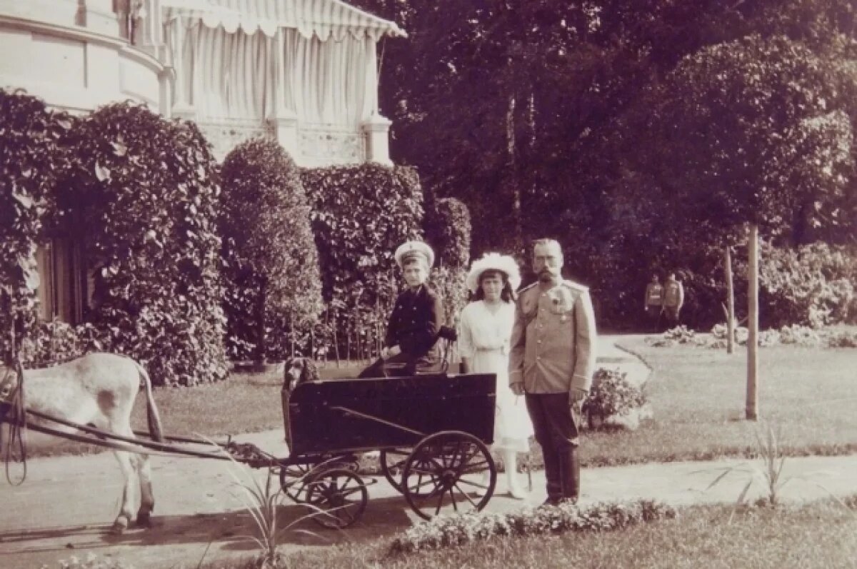    Николай II с Алексеем и Анастасией у коттеджа в парке «Александрия».