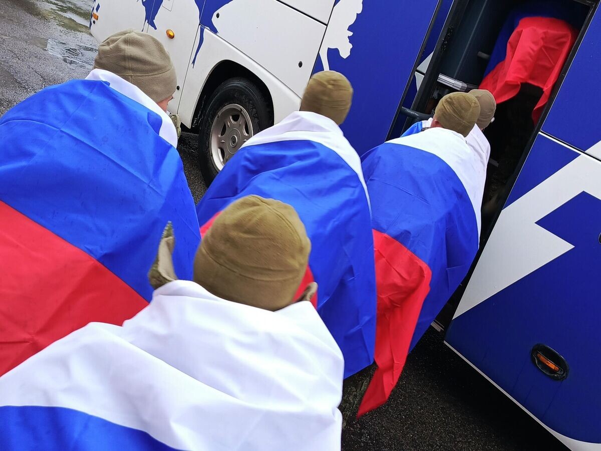    Возвращенные из украинского плена российские военнослужащие© РИА Новости / RT