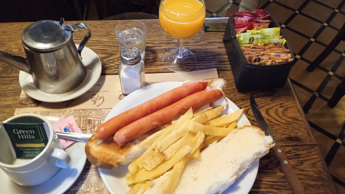 Завтрак в кафе La Poesia в Буэнос-Айресе