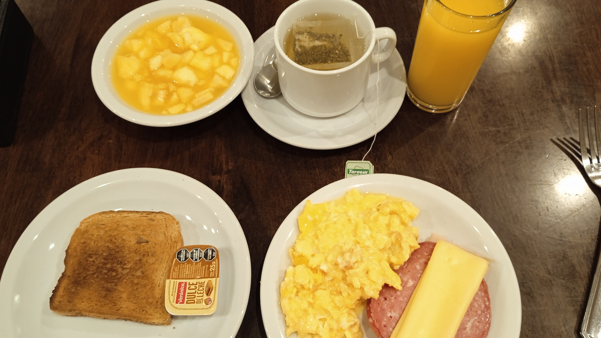 Завтрак в гостинице. Сок - из пакетика.