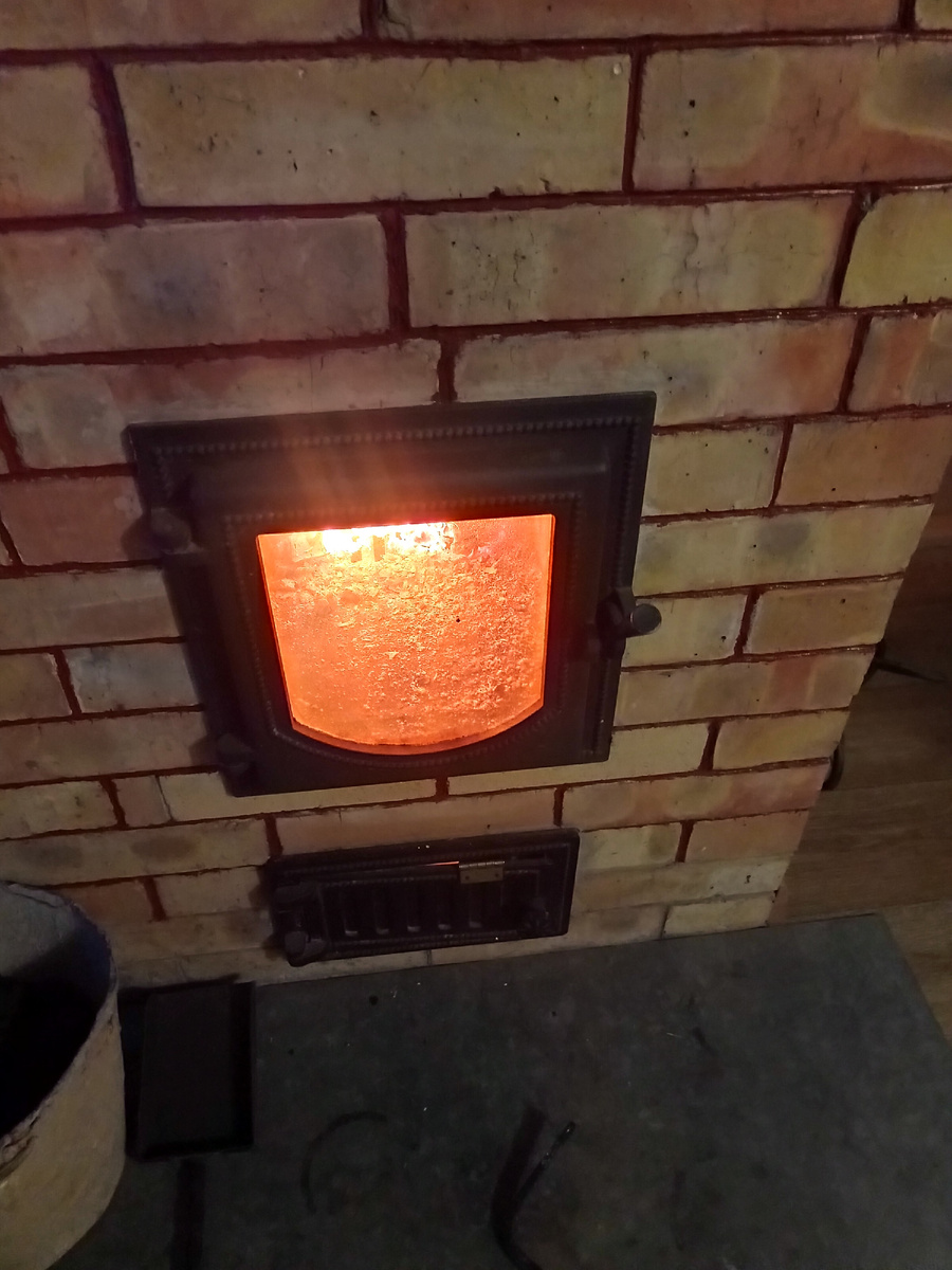 Растопили печь: любуемся...