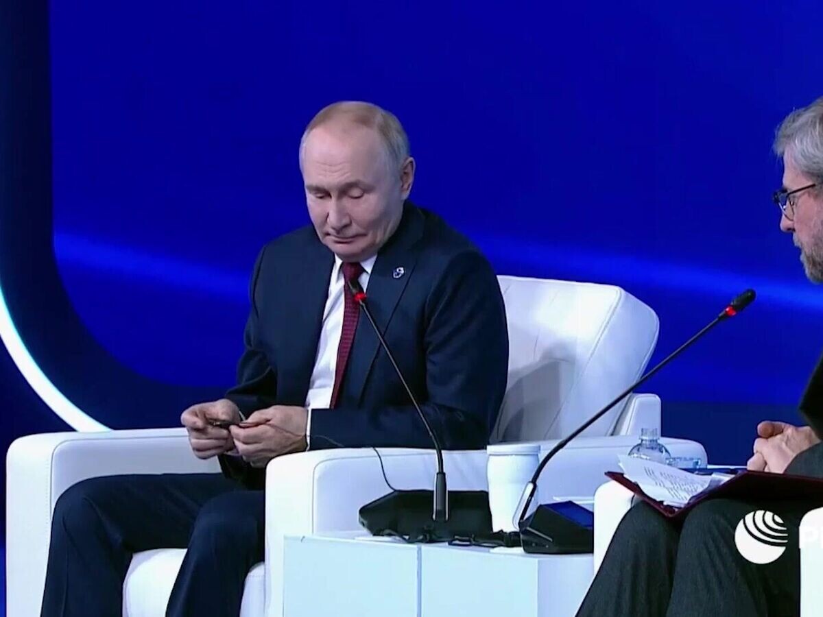    Путин пошутил, что больше не будет запускать дроны в Данию© РИА Новости