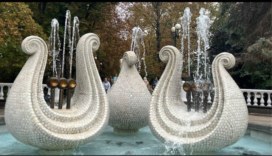 Фонтан «Лиры» на улице Пушкинской в Ростове-на-Дону — это уникальный мозаичный фонтан, созданный в 1970-х годах. Его украшают белые мозаичные «чешуйки», которые придают композиции особую изысканность. Фонтан символизирует музыкальную тематику, так как находится недалеко от Ростовской государственной филармонии. Фото автора канала