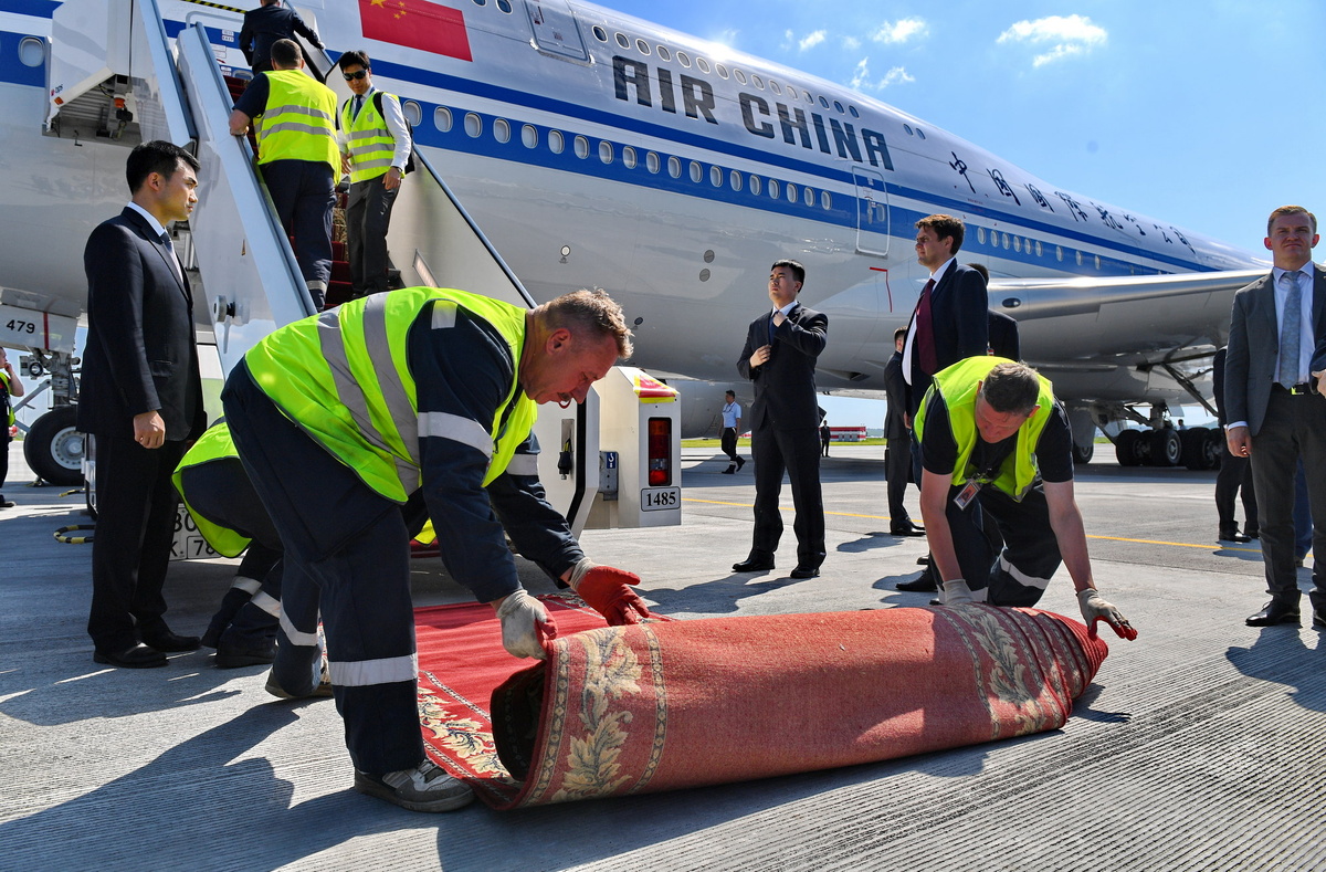 Сотрудники аэропорта "Пулково" раскатывают ковровую дорожку перед выходом председателя Китайской Народной Республики Си Цзиньпина, 6 июня 2019 года, Санкт-Петербург.