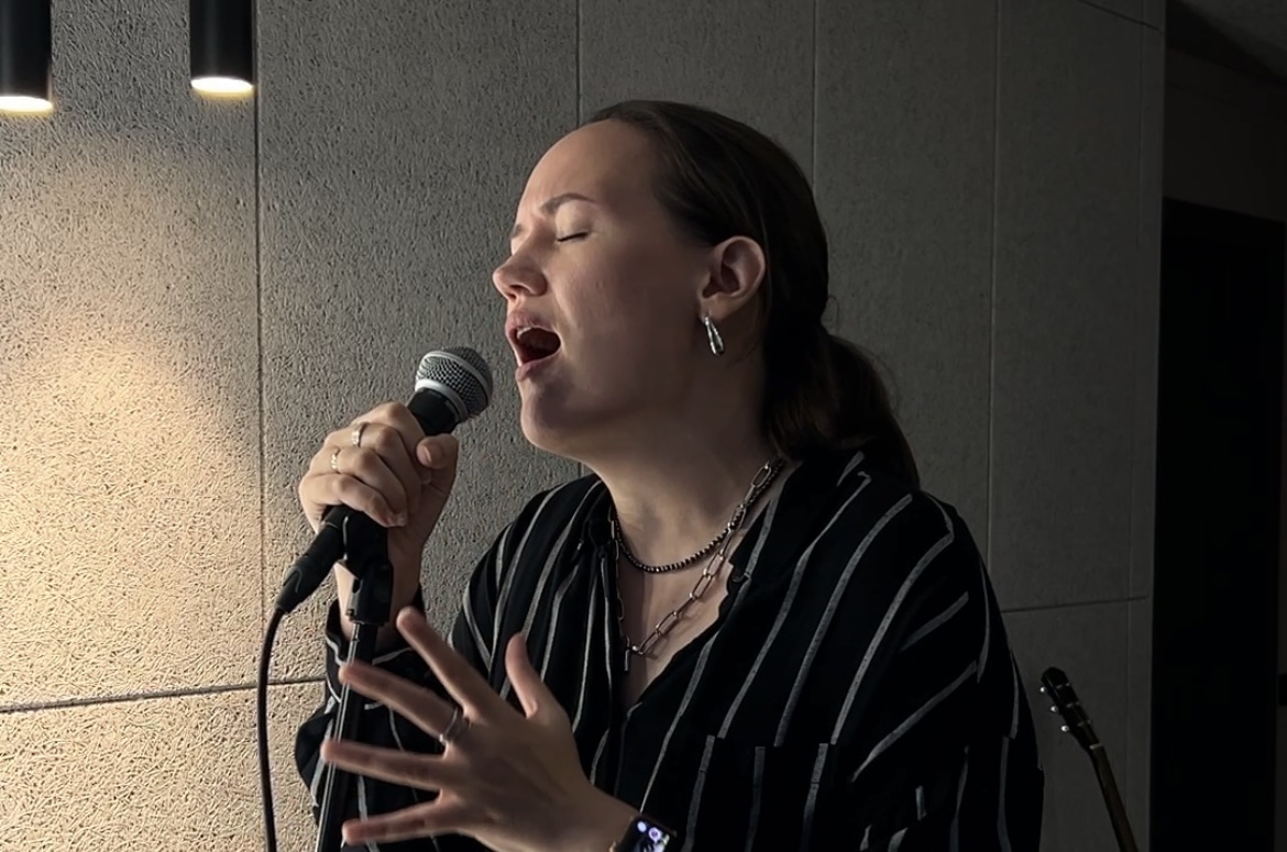 Меня зовут Катарина, я уже 9 лет как педагог по вокалу. Опираюсь на анатомию голосового аппарата, актерское искусство и психологию.