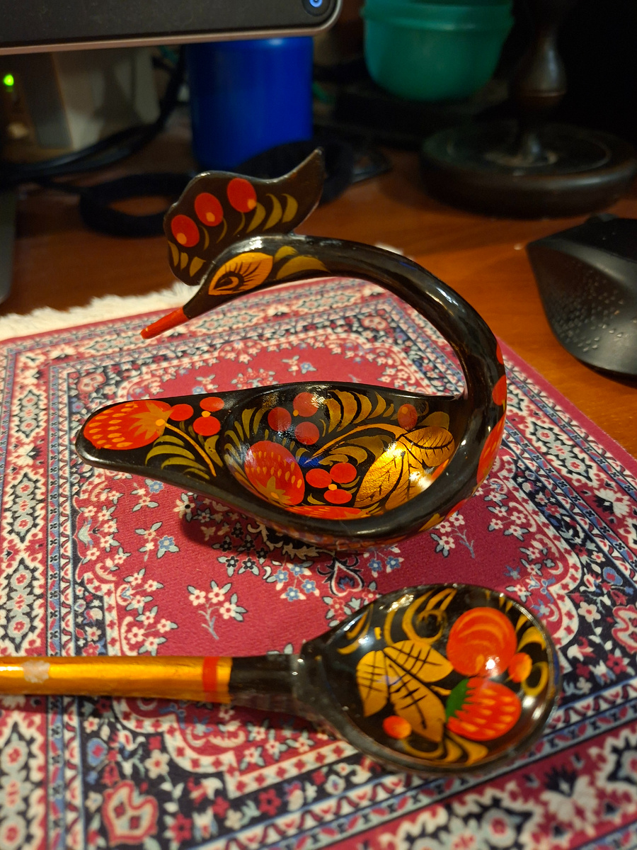 Моя посуда  с хохломской росписью.