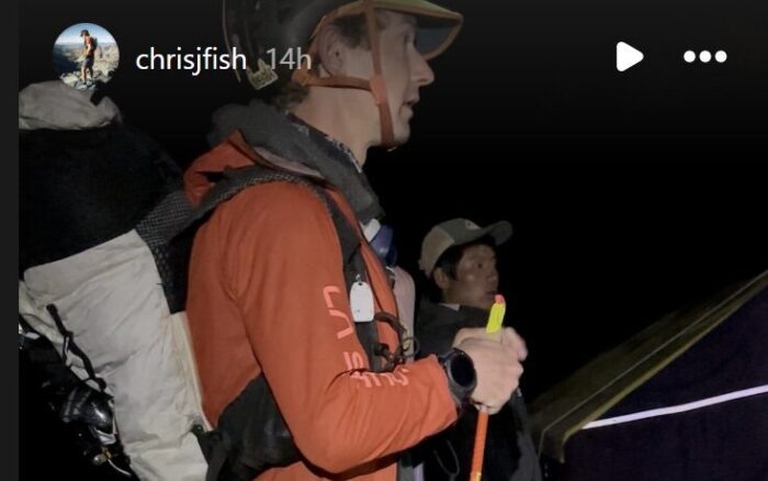 Эндрюс покидает базовый лагерь. Фото: Chris Fisher