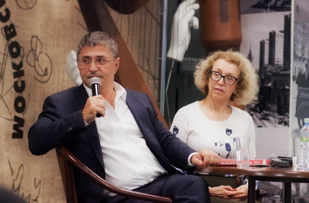 И знаете, чем меня зацепила эта история? Тем, что она показывает: даже если ты умный, образованный, целеустремлённый — жизнь всё равно может выбить почву из-под ног. Особенно если забываешь, что семья и внутреннее состояние не менее важны, чем карьера.
