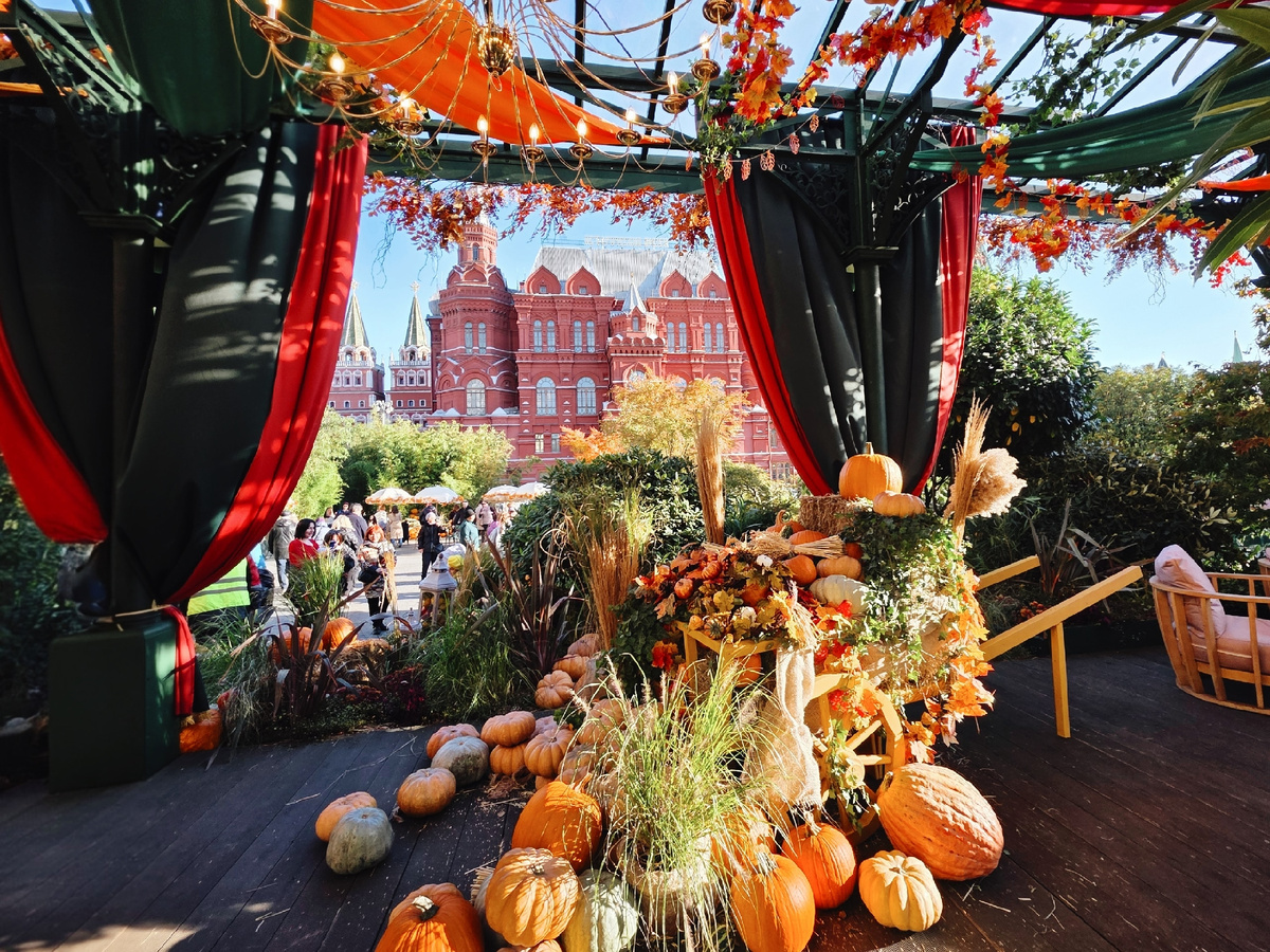 Декор поражает воображение, очень эффектно, уютно и красиво