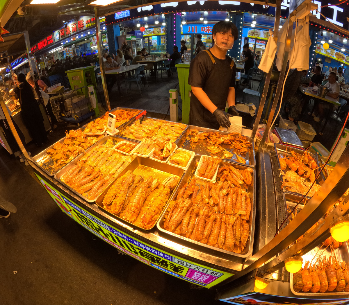 Ночная улица еды в г. Санья на острове Хайнань.