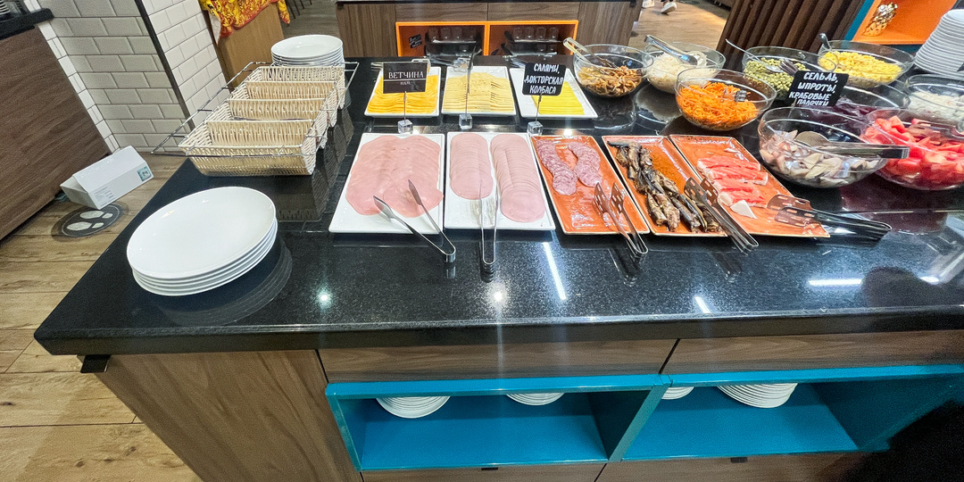 От души. Чем кормят на шведском столе в отеле четыре звезды в Петербурге