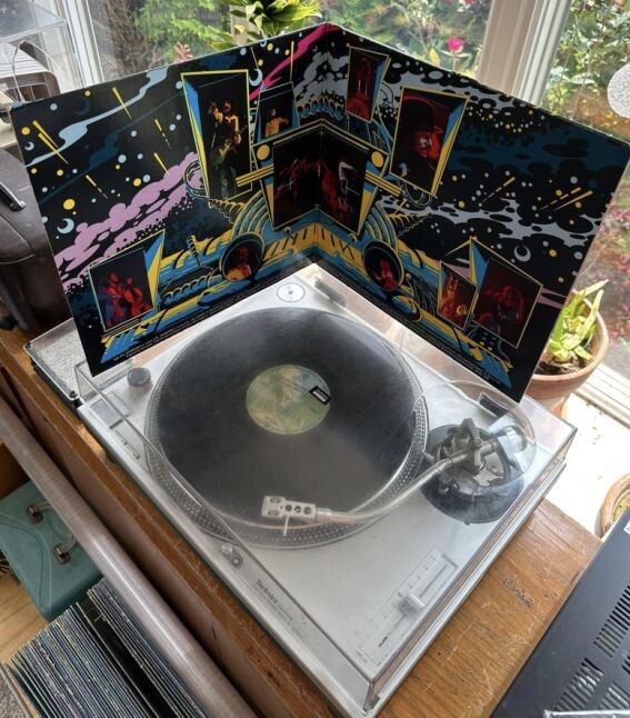 Внутренний разворот конверта альбома Electric Light Orchestra "The Night the Light Went On in Long Beach", 1974 г.