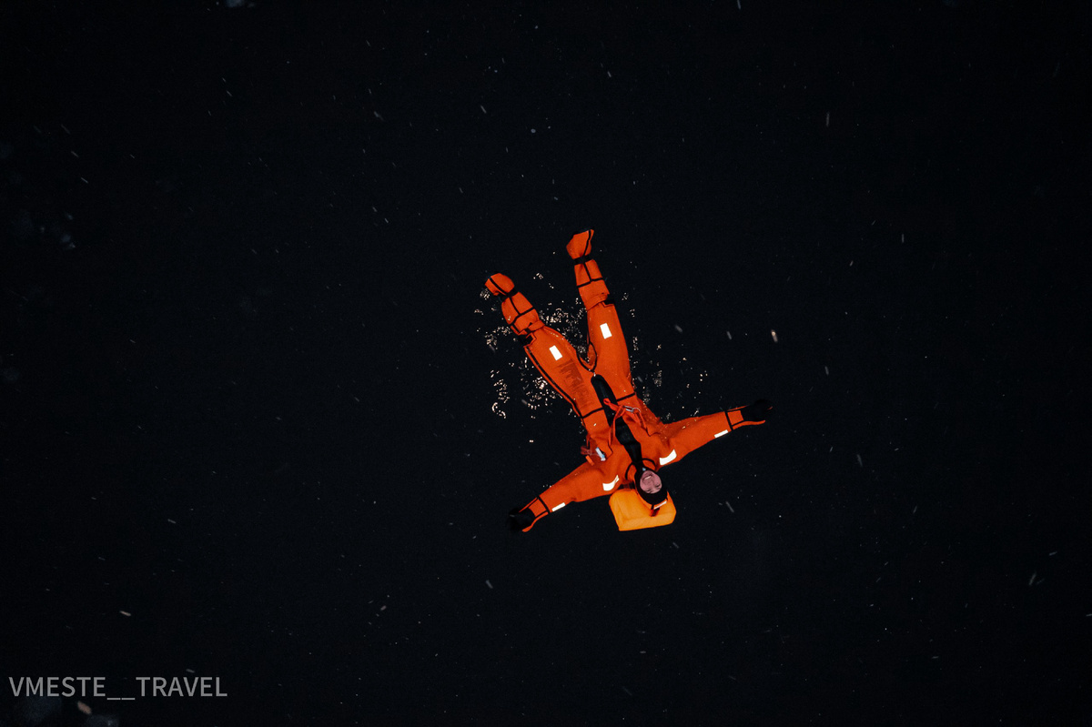 Купание в гидрокостямах в водах Баренцева моря, тур на Кольский полуостров с Вместе Тревел