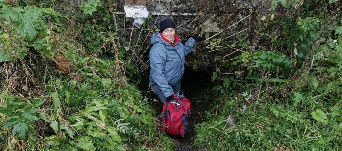 Вход в Гурьевскую каменоломню выглядит так: где придётся ползти под камнями, чтобы попасть внутрь пещеры. Высота пещеры разная: в некоторых местах можно стоять в полный рост, а где-то ползти между камнями.
