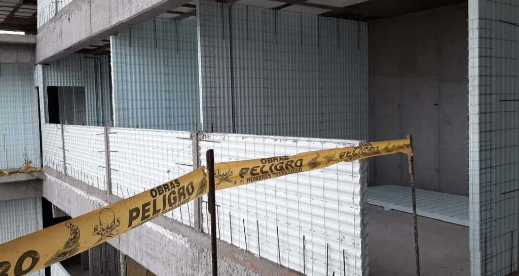 Благодаря многослойной конструкции панели обеспечивают отличную теплоизоляцию и снижают передачу шума.  📷
