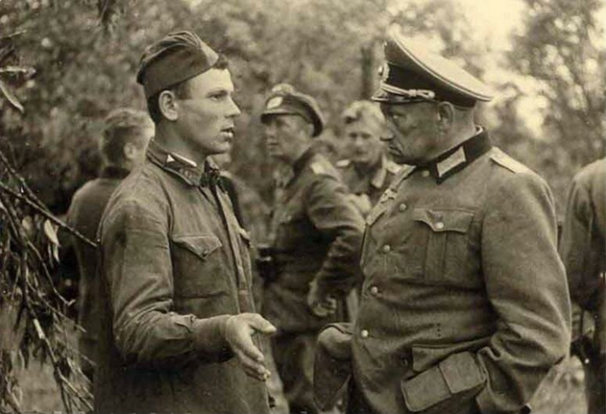 Пленный красноармеец и немецкий офицер