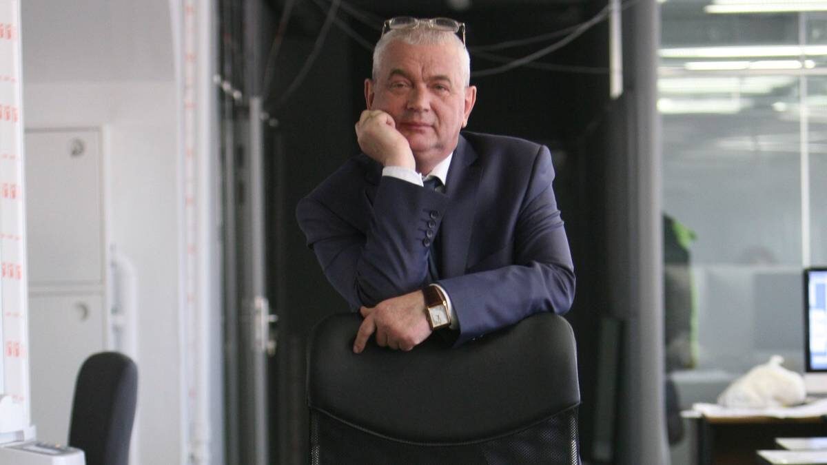    Александр Иванович Куприянов, наш Купер, в ньюсруме редакции «Вечерки». Притом что у Александра Ивановича было очень много фотографий, он очень любил эту. На ней видно, что переехавшая в Бумажный проезд «Вечерка» переживает ремонт. Это все было как вчера. И Купер — на пике своих замыслов и планов / Фото: Игорь Ивандиков