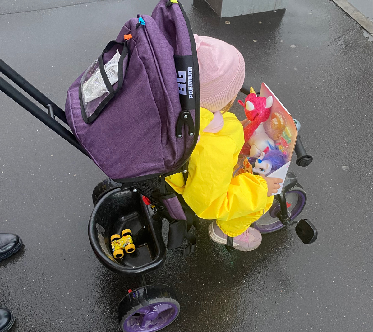 Впервые понимаю родителей, которые возят детей в коляске до 5и лет. Иначе здесь никак.