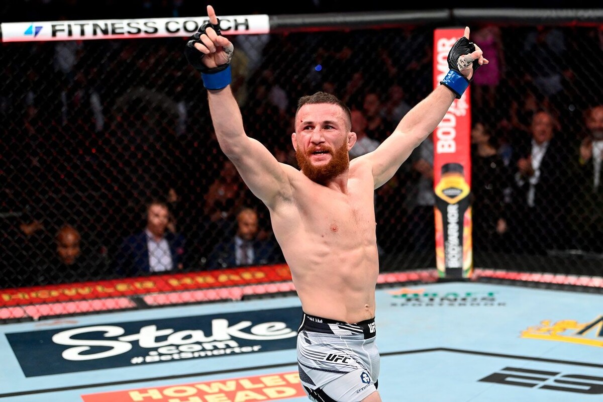 Джон Вуд, тренер чемпиона UFC в легчайшем весе (до 61 кг) Мераба Двалишвили, заявил, что его подопечный готов провести четыре титульных боя за один календарный год. В нынешнем году Двалишвили одержал победы в поединках с Шоном О’Мэлли и Умаром Нурмагомедовым. А в предстоящий уикенд Мераб встретится с Кори Сэндхагеном на UFC 320.