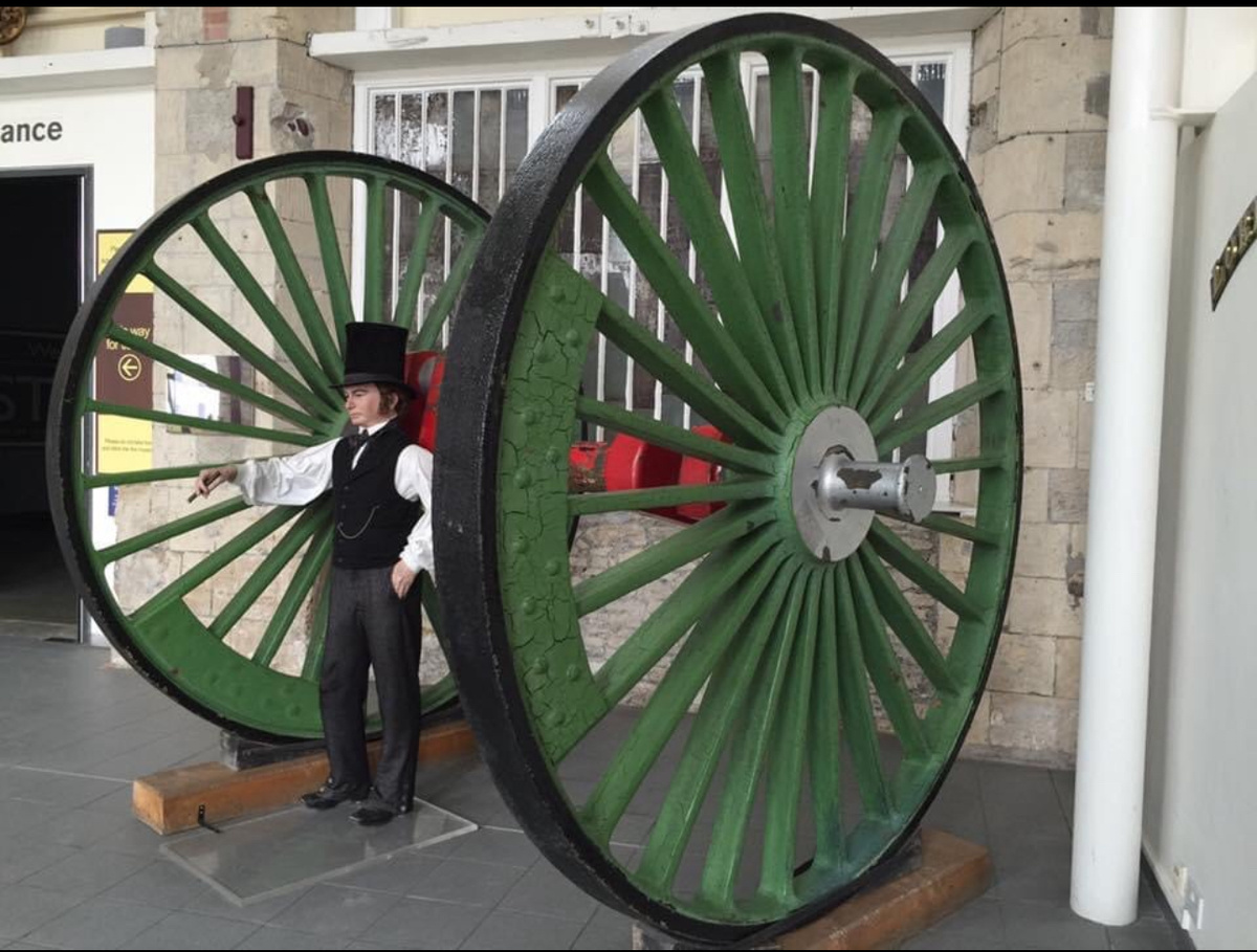 Колёса от паровоза. Фото автора. 