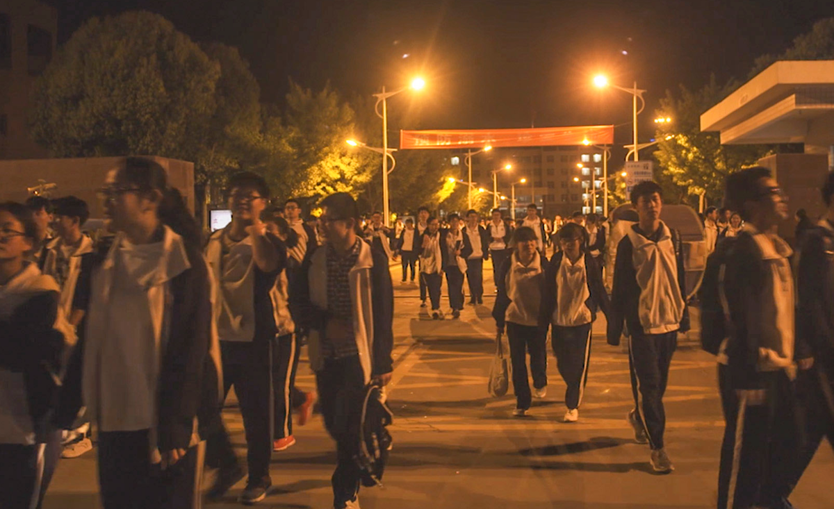 Ученики идут домой после занятий в 11 вечера