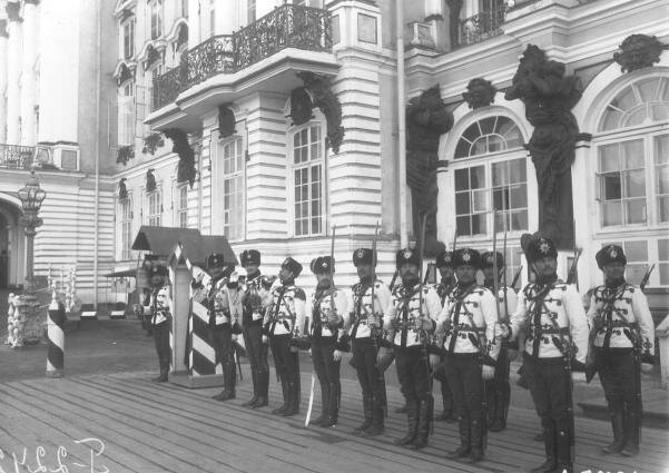 Лейб-Гвардии гусары на посту у Зимнего Дворца, примерно 1911 год