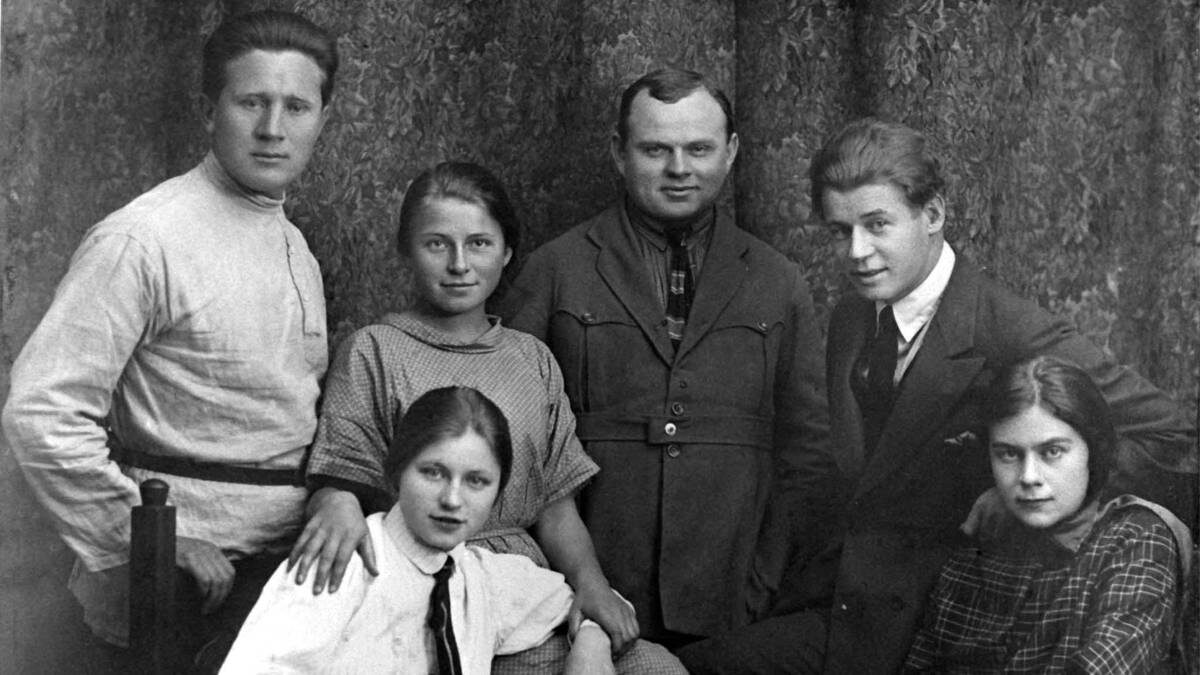    Поэт Василий Наседкин, сестры Есенина Екатерина и Александра, издательский работник Александр Сахаров, Сергей Есенин и его последняя жена Софья Толстая (внучка Льва Толстого). Екатерина Есенина и Василий Наседкин, ставшие мужем и женой, многое сделают для того, чтобы до нас дошли рукописи Есенина — в том числе тетрадь Гриши Панфилова 1910 года / Фото: Литературный музей / ТАСС