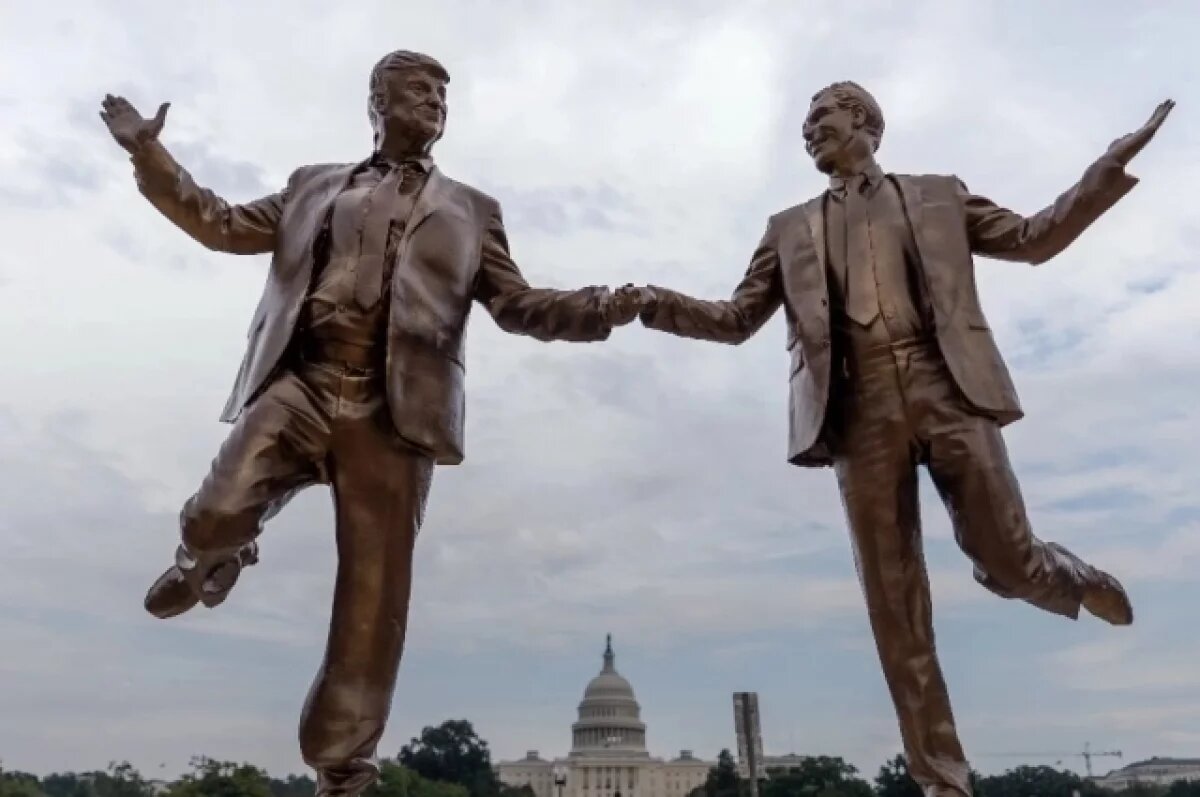    Статую Трампа и Эпштейна вновь установили перед Капитолием