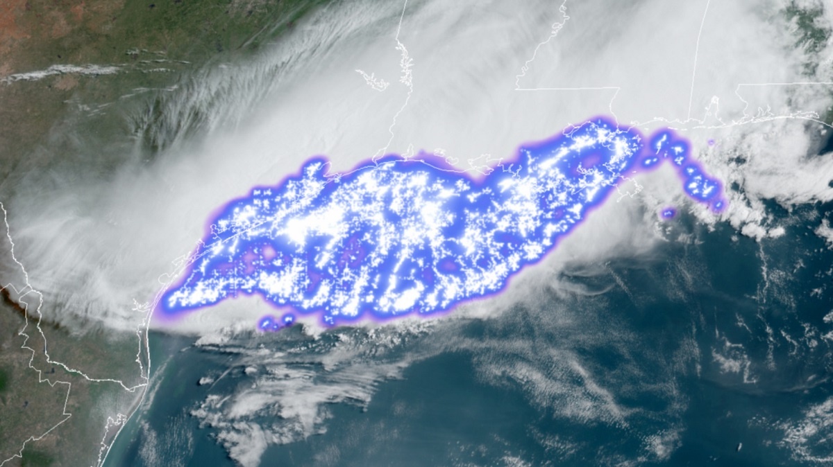 Спутниковый снимок предыдущей рекордной молнии длиной в 768 км, 2020 год. Фото: NOAA