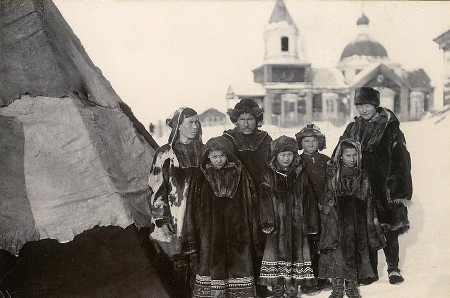 Жители Гижигинска на фоне Спасской церкви / Фотоматериалы этнографической экспедиции 1900-1901 годов