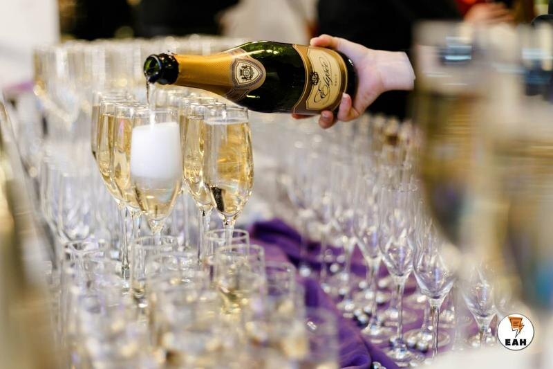    ЕАН. Официант разливает шампанское