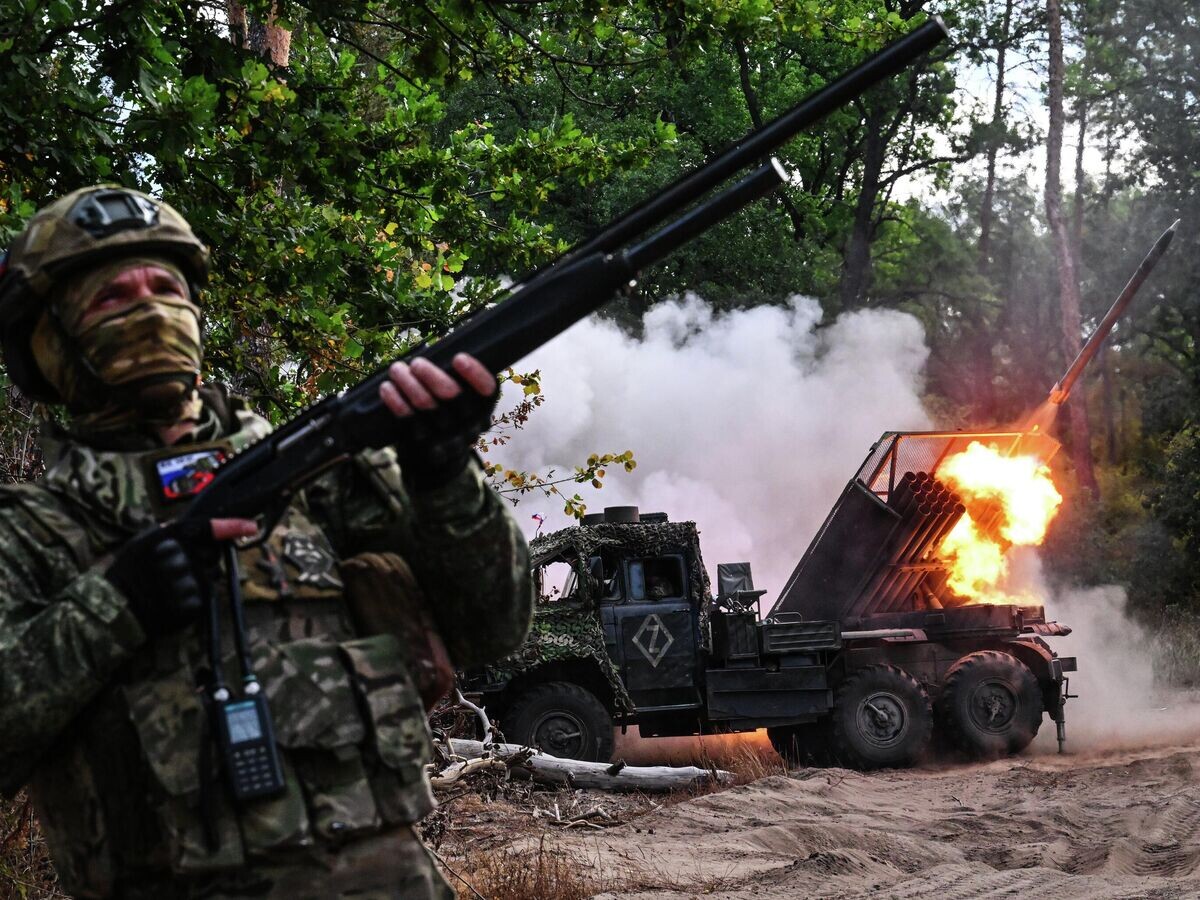    Боевая работа военнослужащих артиллерийского расчета РСЗО "Град" в зоне СВО© РИА Новости / Станислав Красильников