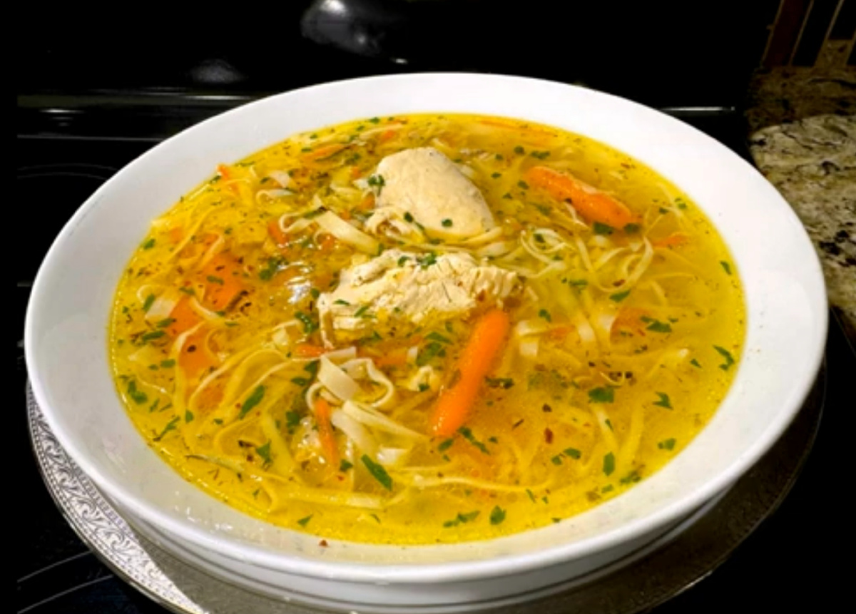 Секрет идеального куриного супа с домашней лапшой