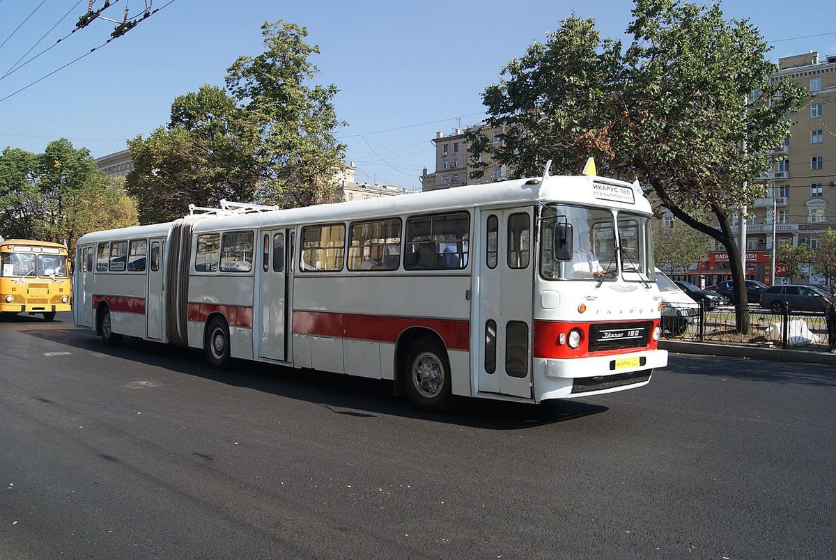 Ikarus 180