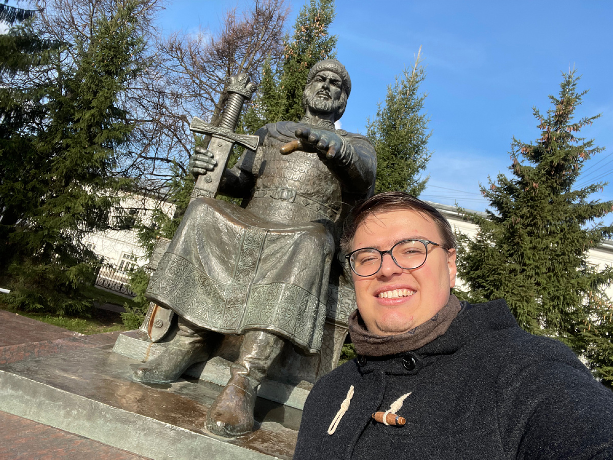 Рядом с памятником Юрию Долгорукому в Костроме. Фото: Михаил Лайф Влог