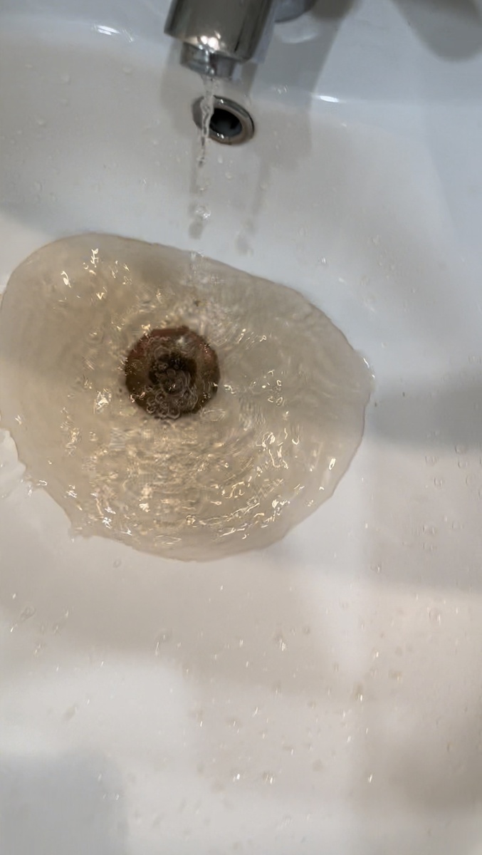 Более того, напор воды был очень слабым! Эта струйка в кадре — полностью открытый кран. Фото: Михаил Лайф Влог