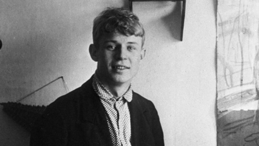     Сергей Есенин родился 3 октября 1895 года в селе Константиново под Рязанью. Первые стихи он написал в девять лет РИА Новости