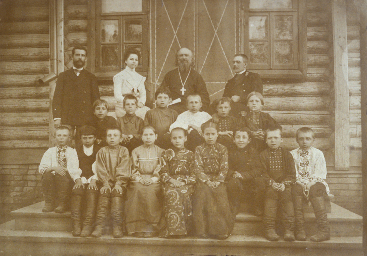    Поэт с отличием окончил Константиновское земское четырёхгодичное училище. С 14 лет Есенин посещал Спас-Клепиковскую учительскую школу — его родители хотели, чтобы сын преподавал в деревне. В 16 лет Есенин поехал поступать в Московский учительский институт / globallookpress.com / Viktor Gritsuk/Russian Look