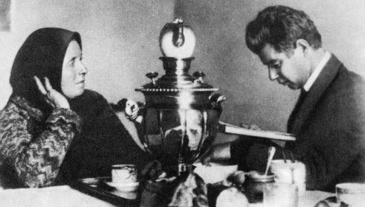    В Москве Есенин поменял свои планы. Работал в издательстве, книжном магазине, типографии, параллельно пытался опубликовать свои стихи. В 1913 году Есенин на правах вольнослушателя посещал лекции на историко-философском отделении в Московском городском народном университете имени Альфонса Шанявского / РИА Новости