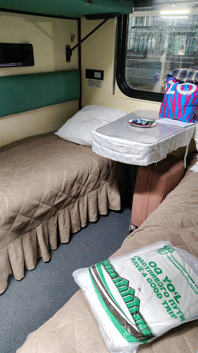Вот такое место ожидало в вагоне. А на столе лежали пакетики с чаем и сахар. Бельё белое упаковано в пакет. 
