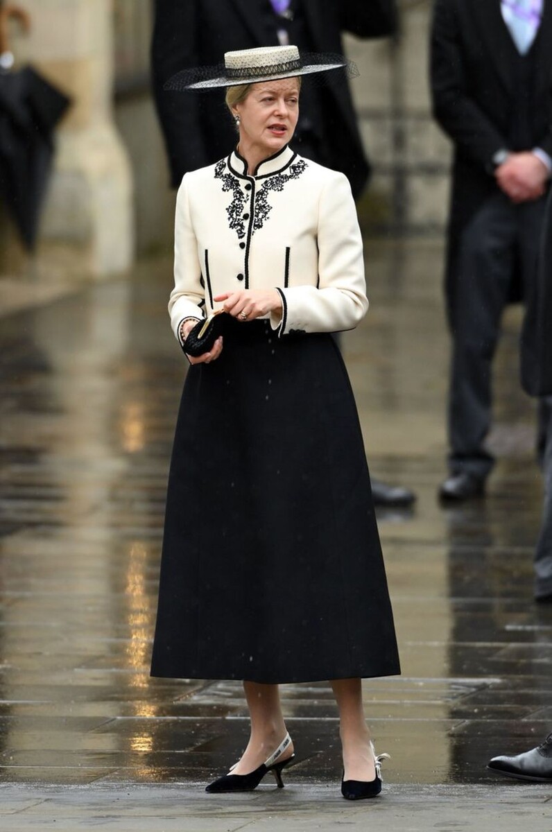 Леди Хелен Тайлор - дочь Принца Эдварда, Герцога Кентского, и его супруги Кэтрин, Герцогини Кентской, правнучка Короля Великобритании Георга V, двоюродная племянница Елизаветы II. 