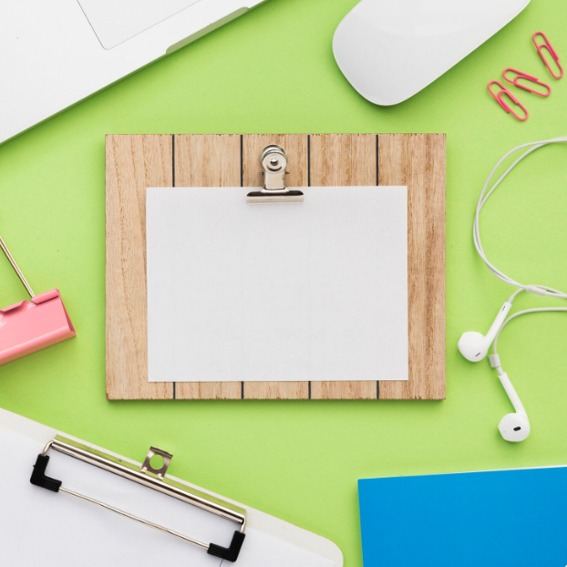 Если ты студент, то наверняка знаешь, что самые сложные задания — это не рефераты, а командные проекты.
Каждый в группе вроде «работает», но в итоге:
•	один пишет кусок в Word,
•	второй кидает ссылки в чат,
•	третий вообще пропал,
•	а итоговый документ собирается на коленке в последнюю ночь.
🎯 Чтобы не превращать учёбу в хаос, многие студенты используют Miro — сервис для визуального планирования.
________________________________________
🔑 Чем полезен Miro для учёбы
•	Майндмэпы и схемы: можно быстро накидать структуру работы или курсовика.
•	Стикеры и карточки: удобно записывать идеи и распределять их между участниками.
•	Совместная работа в реальном времени: все видят прогресс друг друга, без «ой, я не видел в чате».
•	Шаблоны: готовые решения для дорожных карт, планов и диаграмм.
________________________________________
📌 Как использовать в реальной жизни
1.	Курсовая — разбиваешь на главы, стикерами отмечаешь, кто пишет какой раздел.
2.	Групповой проект — делаешь таймлайн и вешаете дедлайны.
3.	Учёба + жизнь — можно вести расписание, трекер задач и даже планировать путешествия.
________________________________________
🚀 Личный опыт
Я впервые попробовал Miro, когда нужно было собрать исследование по маркетингу. В группе из 5 человек мы разбрелись кто куда. Итог: в Miro собрали все ссылки, сделали майндмэп, поставили задачи. В итоге сдали работу раньше срока (!) и выглядело всё очень профессионально.
________________________________________
✨ Итог
Miro — это не просто «доска для дизайнеров». Это инструмент, который реально экономит время студентам и помогает держать хаос под контролем.
📌 Попробовать можно тут → miro.com
