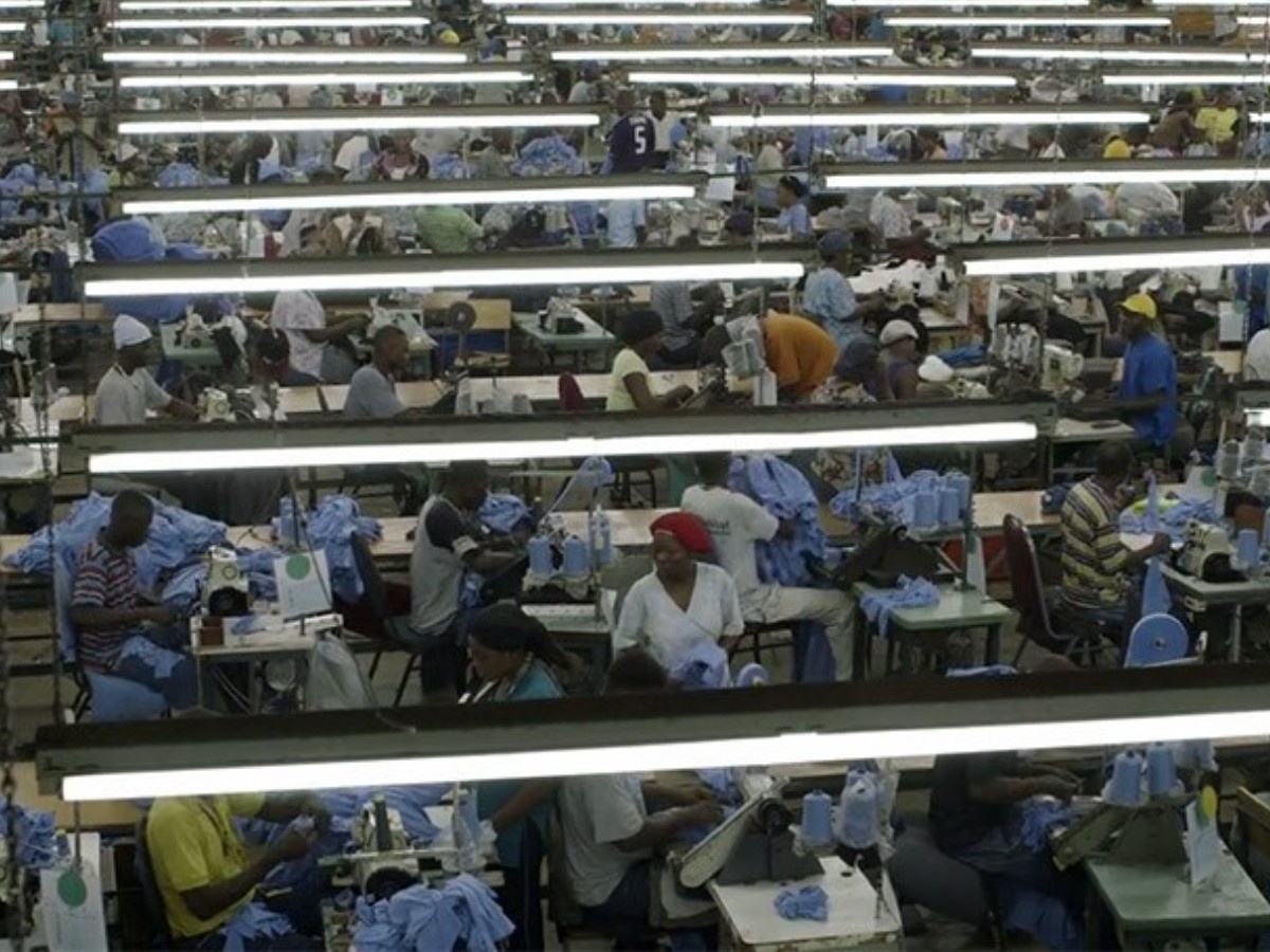 Кадр из фильма "Реальная цена моды". Фото из сети Интернет