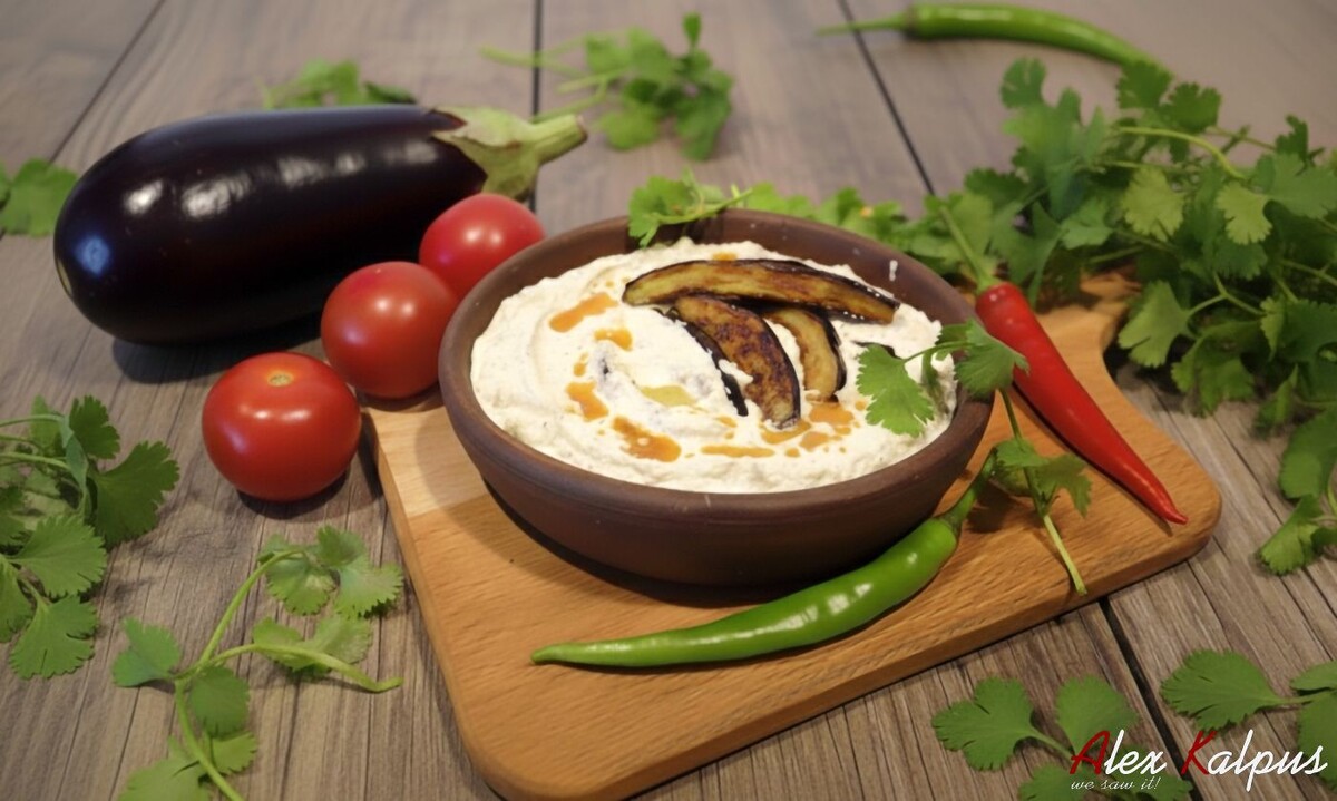 Бадриджанис сациви (ბადრიჯნის საცივი), или баклажанное сациви, - нежная текстура овощей встречается с богатым и сложным ореховым соусом. 