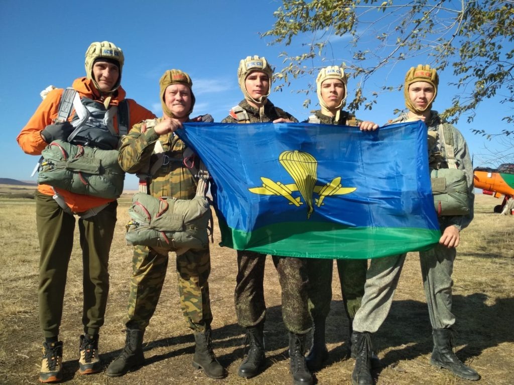    Фото на память с кадетами, совершившими первый в своей жизни прыжок. Владимир Головенко